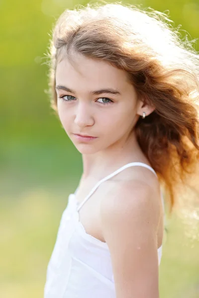 Portrait de petite fille en plein air en été — Photo