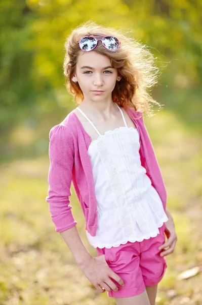 Portrait de petite fille en plein air en été — Photo