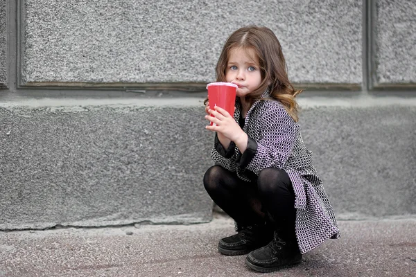 Portrait de petite fille en plein air en été — Photo