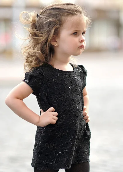 Retrato de niña al aire libre en verano — Foto de Stock