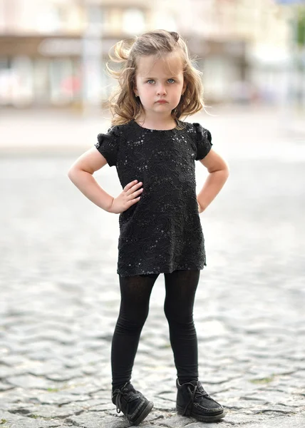 Portrait de petite fille en plein air en été — Photo