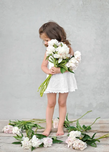 Portrait de petite fille en plein air en été — Photo