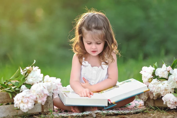 Portrait de petite fille en plein air en été — Photo