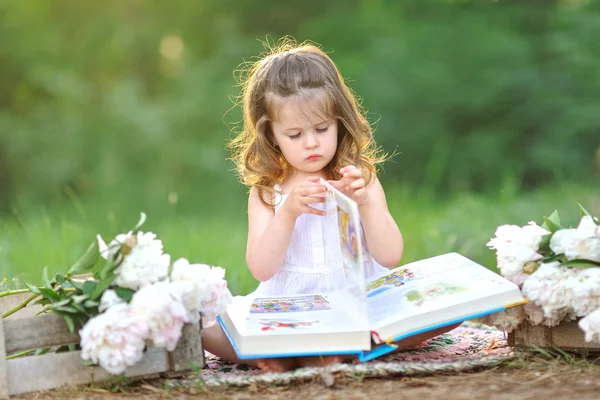 Portrait of little girl outdoors in summer — Stock Photo, Image