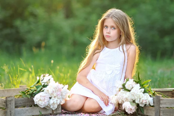 Portrait de petite fille en plein air en été — Photo