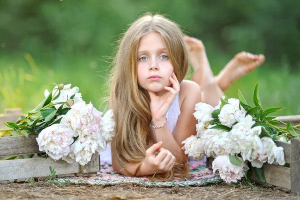 Ritratto di bambina all'aperto in estate — Foto Stock