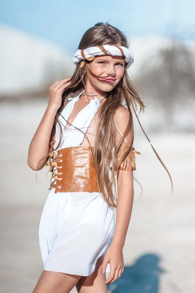 Portrait de petite fille en plein air en été — Photo