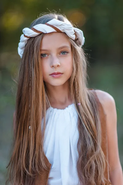 Portrait de petite fille en plein air en été — Photo