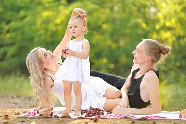 Retrato de una familia feliz en el verano sobre la naturaleza — Foto de Stock