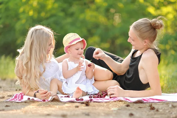 Retrato de uma família feliz no verão sobre a natureza — Fotografia de Stock