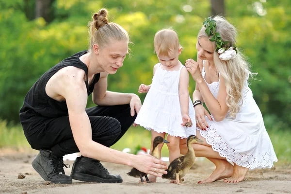 Portret van een gelukkige familie in de zomer op de aard — Stockfoto