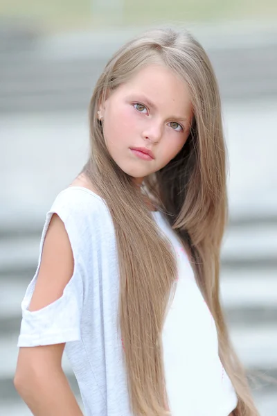 Portrait de petite fille en plein air en été — Photo