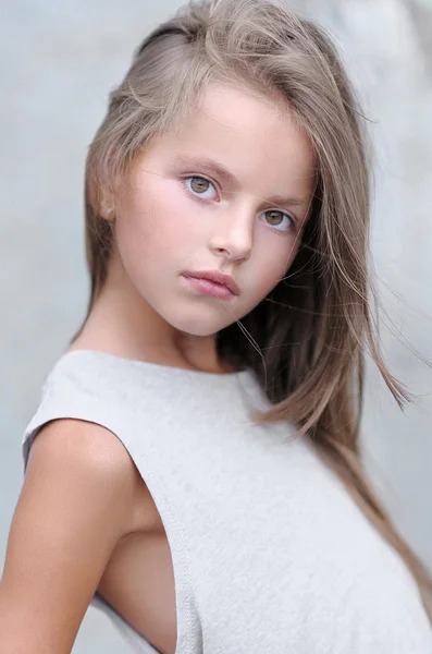 Retrato de niña al aire libre en verano —  Fotos de Stock