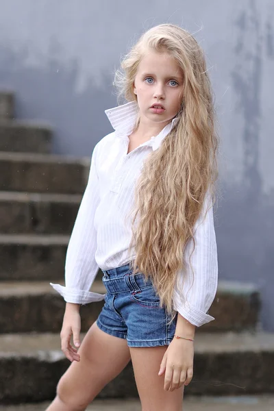 Portret van klein meisje buiten in de zomer — Stockfoto