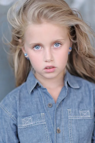 Portrait de petite fille en plein air en été — Photo