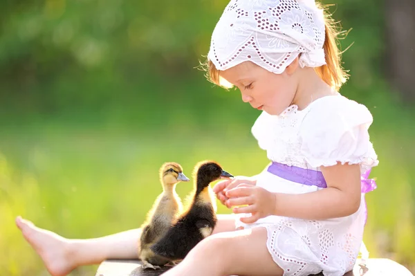 Portrait de petite fille en plein air en été — Photo