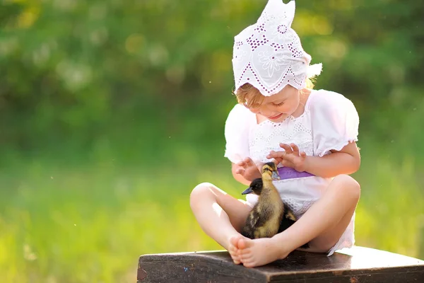 Ritratto di bambina all'aperto in estate — Foto Stock