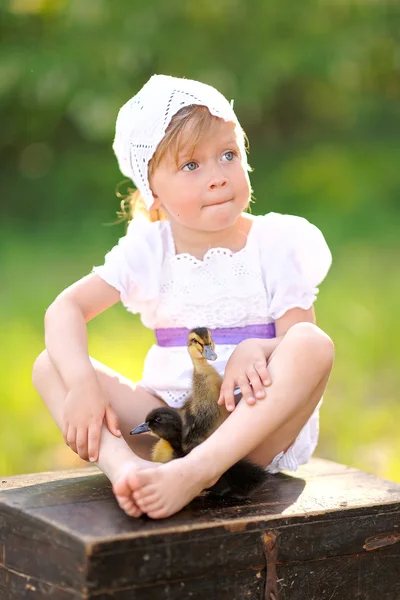 Portrait de petite fille en plein air en été — Photo