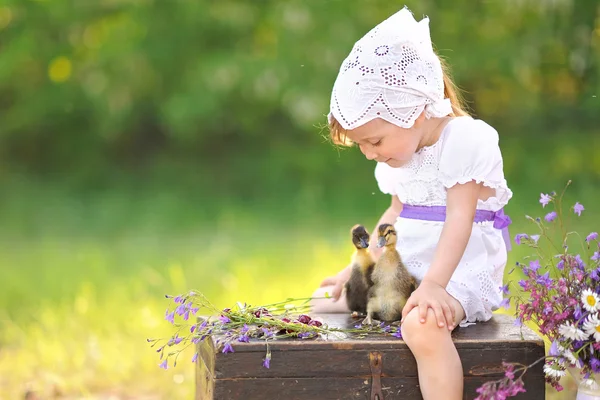 Portrait de petite fille en plein air en été — Photo