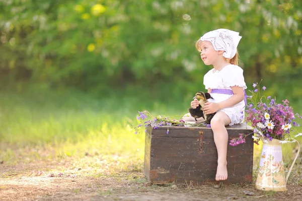 Portrait de petite fille en plein air en été — Photo