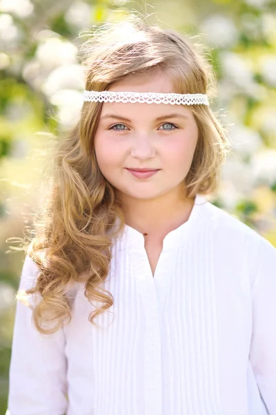 Portret van klein meisje buiten in de zomer — Stockfoto