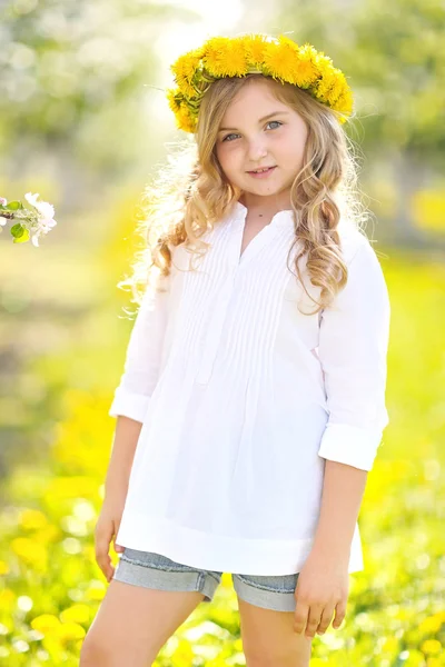 Portrait of little girl outdoors in summer — Stock Photo, Image