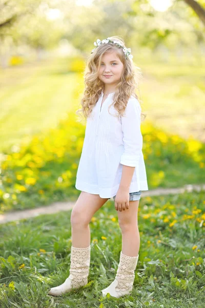 Portrait de petite fille en plein air en été — Photo