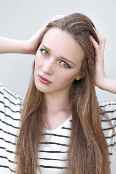Porträtt av en vacker ung modell, sexig tjej — Stockfoto