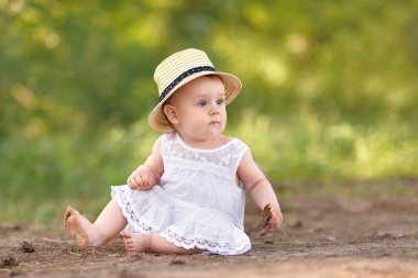 Yazın açık havada küçük bir kızın portresi.