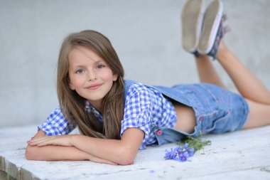 Yazın açık havada küçük bir kızın portresi.