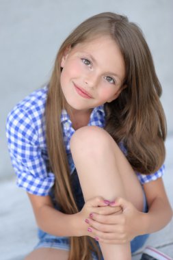 Yazın açık havada küçük bir kızın portresi.