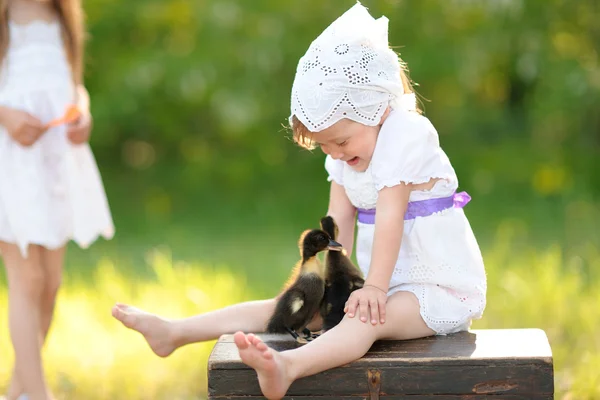 Portrait de petite fille en plein air en été — Photo