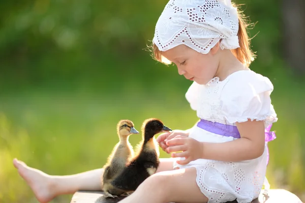 Portrait de petite fille en plein air en été — Photo