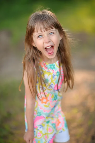 Retrato de niña al aire libre en verano —  Fotos de Stock