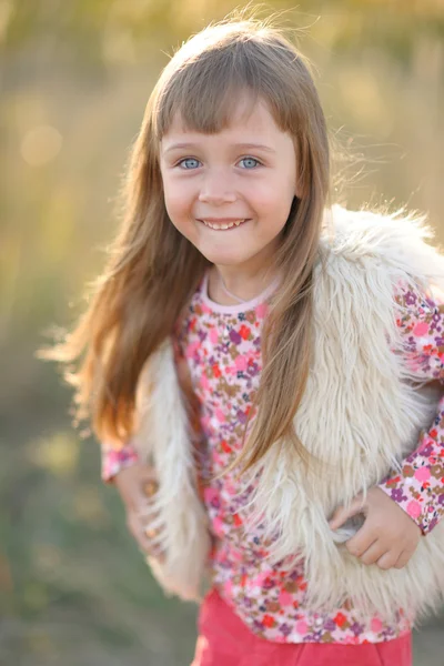 Portrait of little girl outdoors in summer — Stock Photo, Image