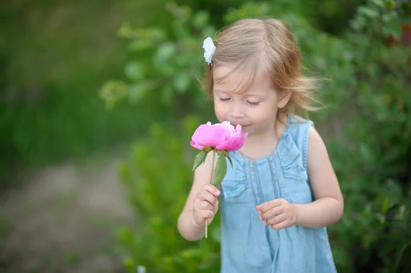 Portrait de petite fille en plein air en été — Photo