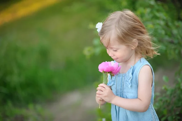 Retrato de niña al aire libre en verano —  Fotos de Stock