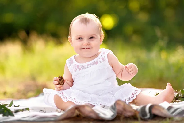 Portrait de petite fille en plein air en été — Photo