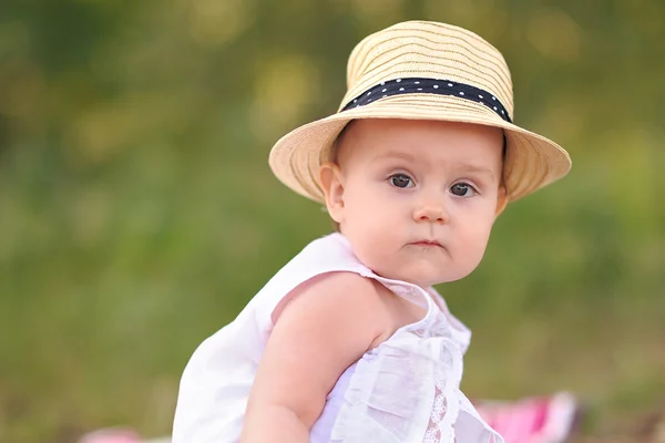 Portret van klein meisje buiten in de zomer — Stockfoto