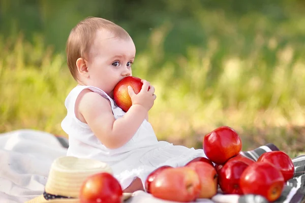 Portrait of little girl outdoors in summer — Stock Photo, Image