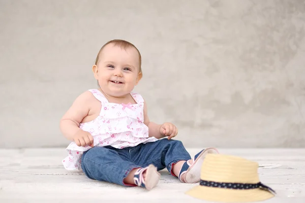 Portrait de petite fille en plein air en été — Photo