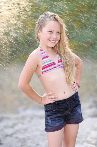 Portret van klein meisje buiten in de zomer — Stockfoto