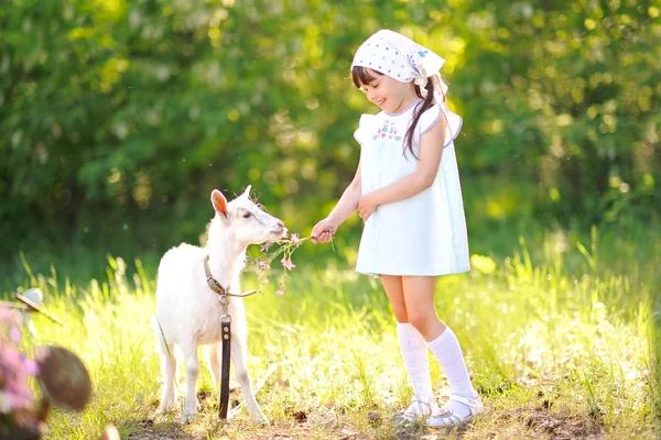 Portrait de petite fille en plein air en été — Photo