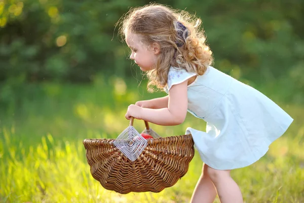 Portrait de petite fille en plein air en été — Photo