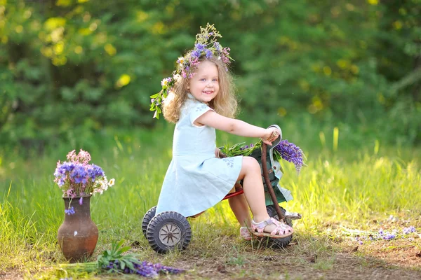 Porträt eines kleinen Mädchens im Sommer — Stockfoto