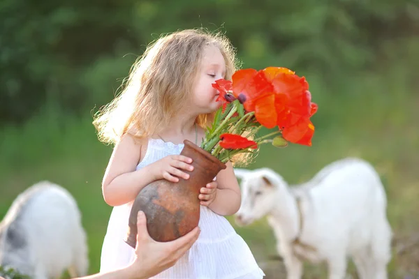 Ritratto di bambina all'aperto in estate — Foto Stock