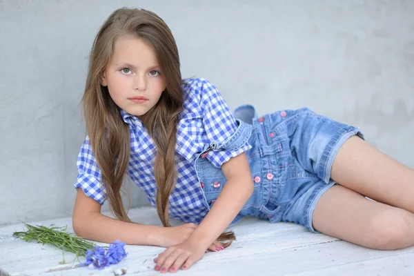 Portret van klein meisje buiten in de zomer — Stockfoto