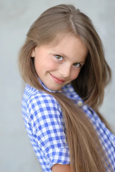 Retrato de niña al aire libre en verano —  Fotos de Stock