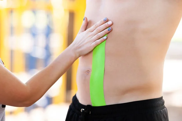 Kinesio cintas en el estómago de un joven — Foto de Stock