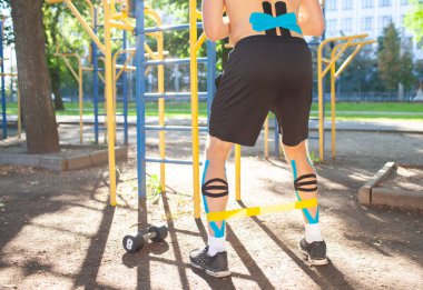 Açık havada direniş bandı kullanarak tanınmayan erkek atlet eğitimi.